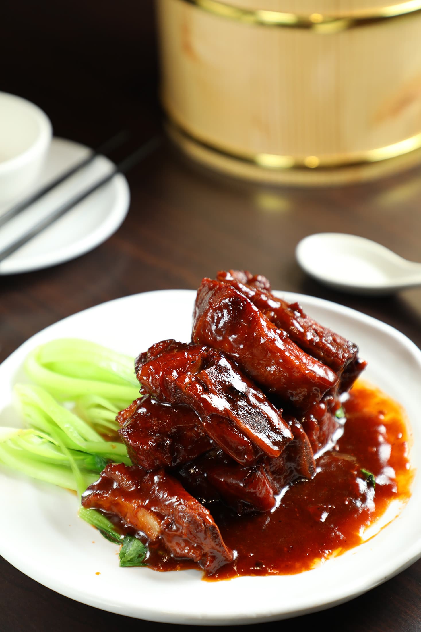 「無錫排骨」是饗富餐廳的招牌菜之一,採正宗江浙菜做法,將排骨先炸後燉,上桌前還要㸆過,讓醬汁滲進食材裡。(360元/份)