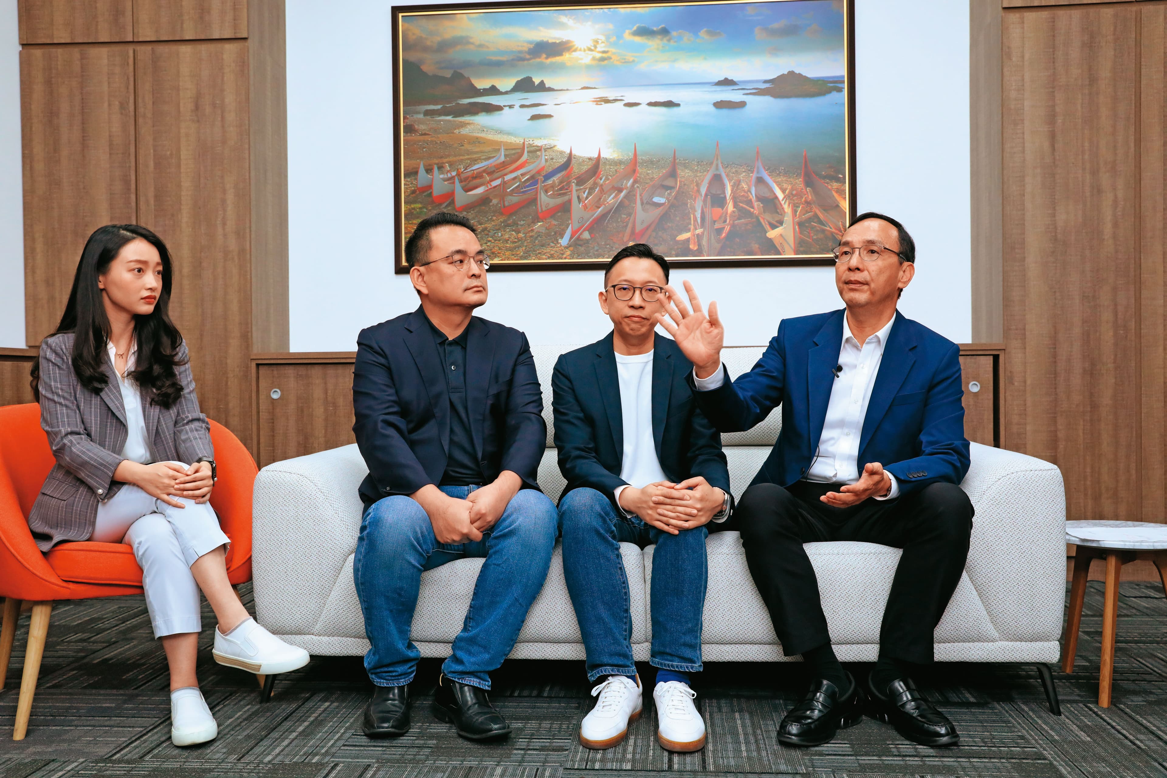 朱立倫(右1)接受本刊專訪,帶著區塊鏈專家葛如鈞(右2)、律師簡榮宗(左2)、青年參政執行者何嘉霖(左1)等不分區提名人一同亮相。
