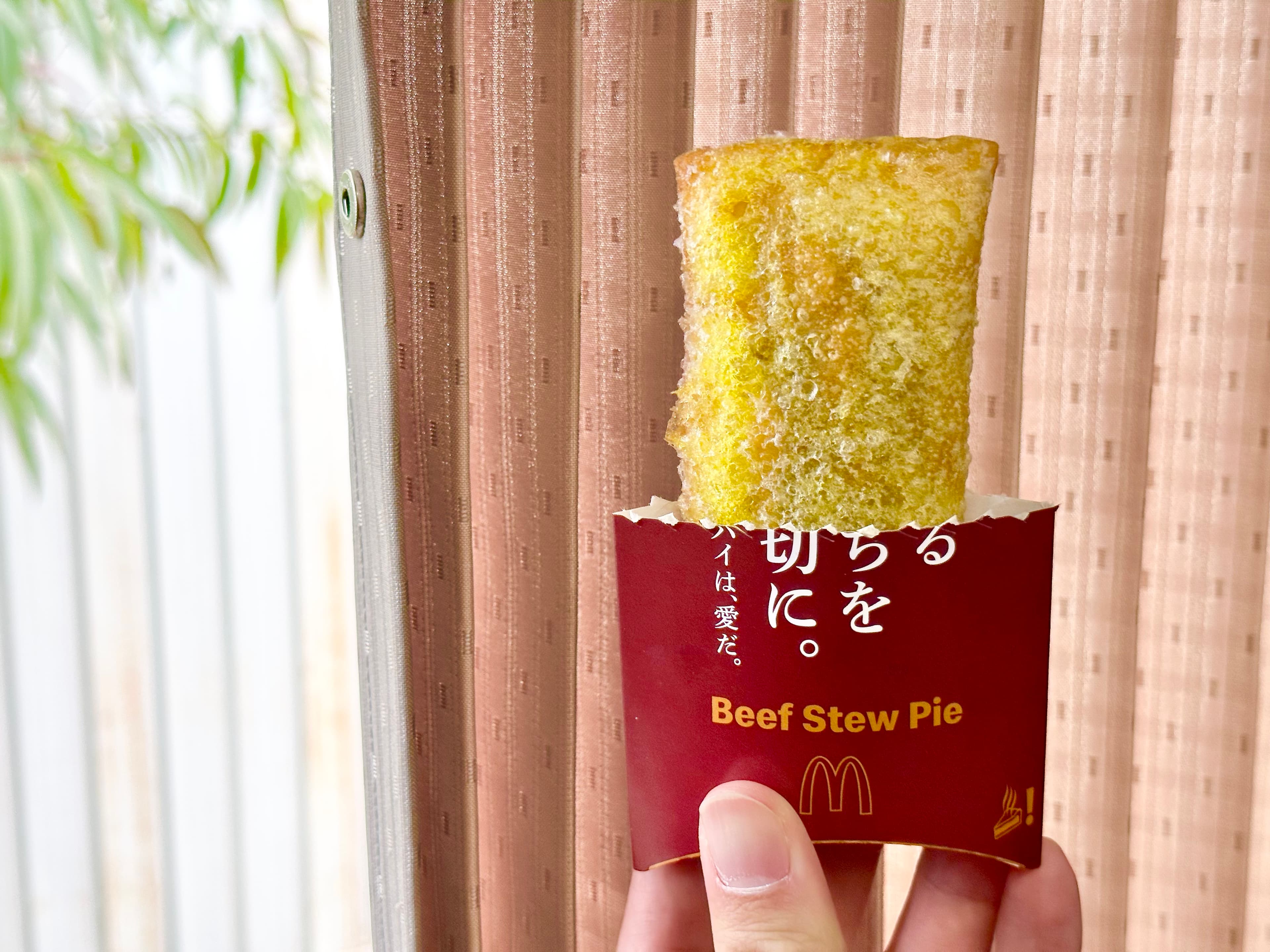 「燉牛肉派」外皮硬脆香酥,就算放一段時間,口感也不軟塌。(220日圓/份,約NT$48)