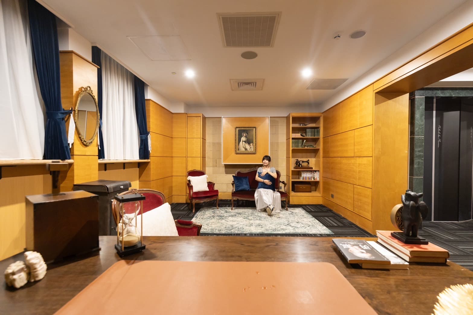 台東旅行博物館的每個樓層都有風格相異的公共空間,除了各式骨董老件的收藏,也能在此享受閱讀、放空的時光。