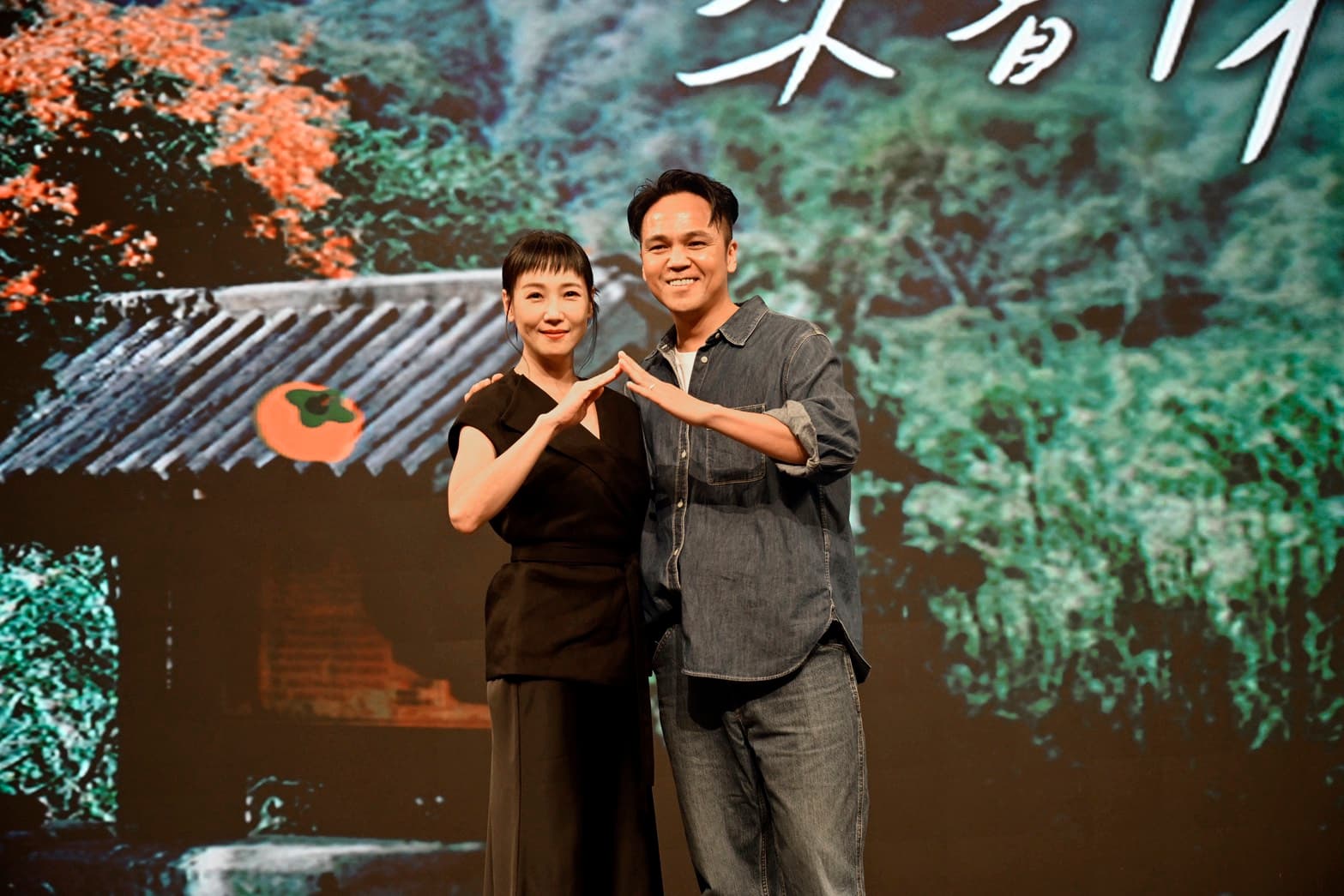 張本渝和徐詣帆在《假日到山裏來看你》搭檔演出。(大愛提供)