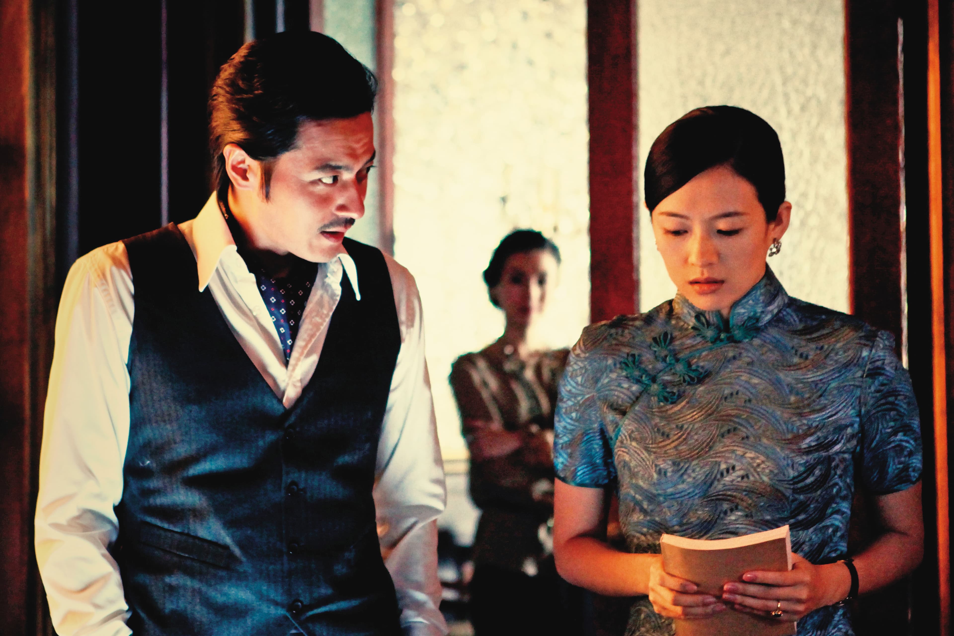 張東健(左)與章子怡(右)合作中韓合製電影《危險關係》,以1930年代上海作為故事背景。(翻攝自KMDb)