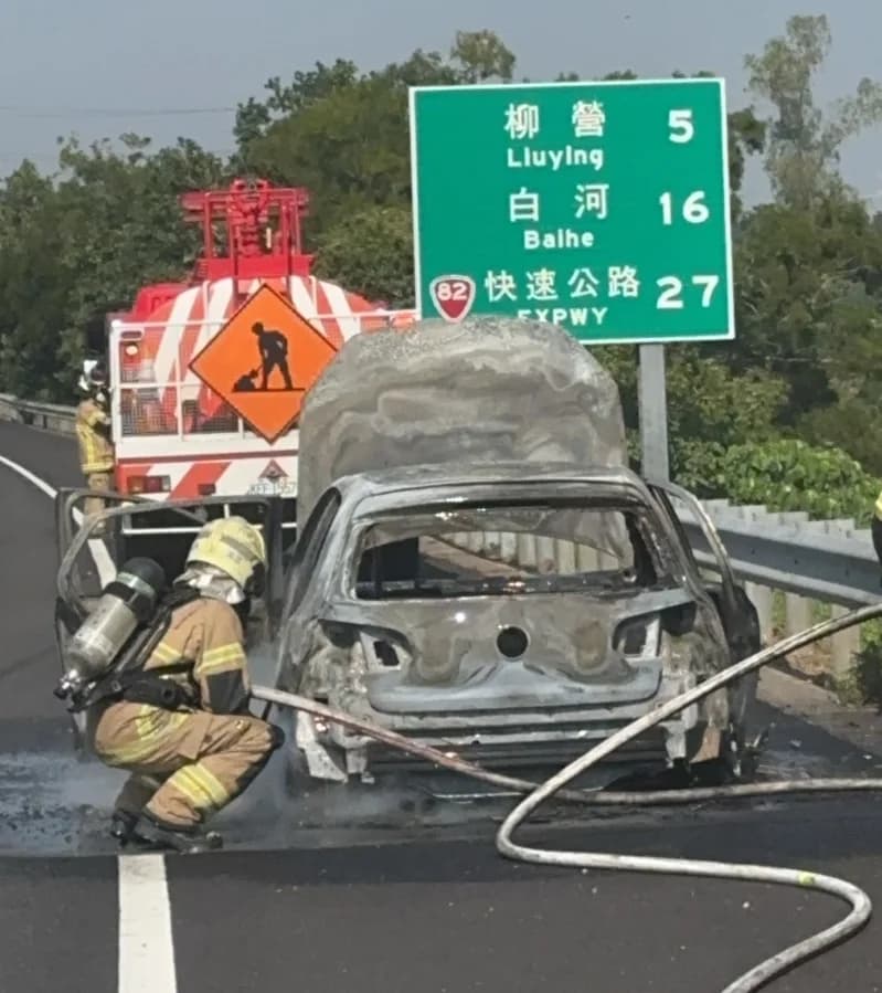 這輛車也被燒得僅剩車體骨架殘骸。(翻攝畫面)