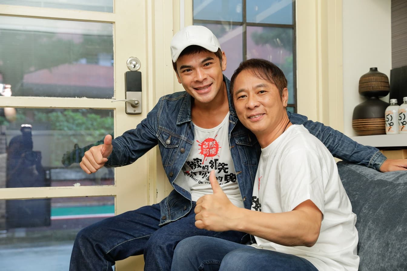 身兼編、導、演三職的蘇達(左)在監製梁宏志(右)力挺下,完成首部電影《怎麼可能我家的祖先是你家的鬼》。