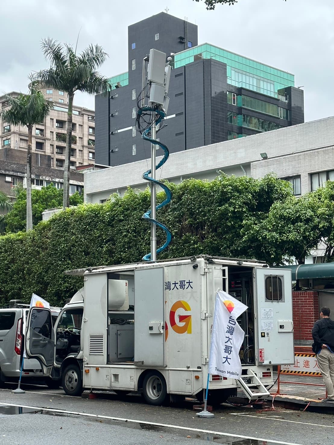 賴士葆指出,包括17、21、24、28日等群眾抗議的日子,中華電、台哥大都出動多台行動基地車到立法院附近。(賴士葆國會辦公室提供)