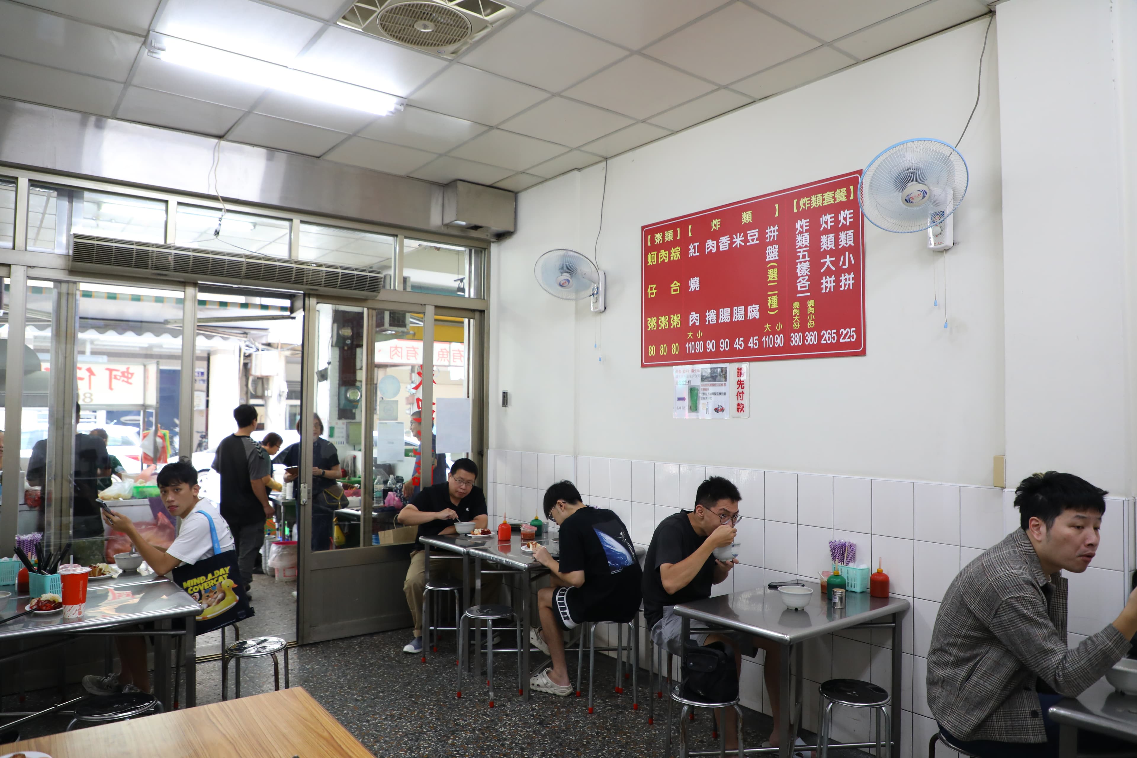 店裡窗明几淨,一整天都人潮不斷。