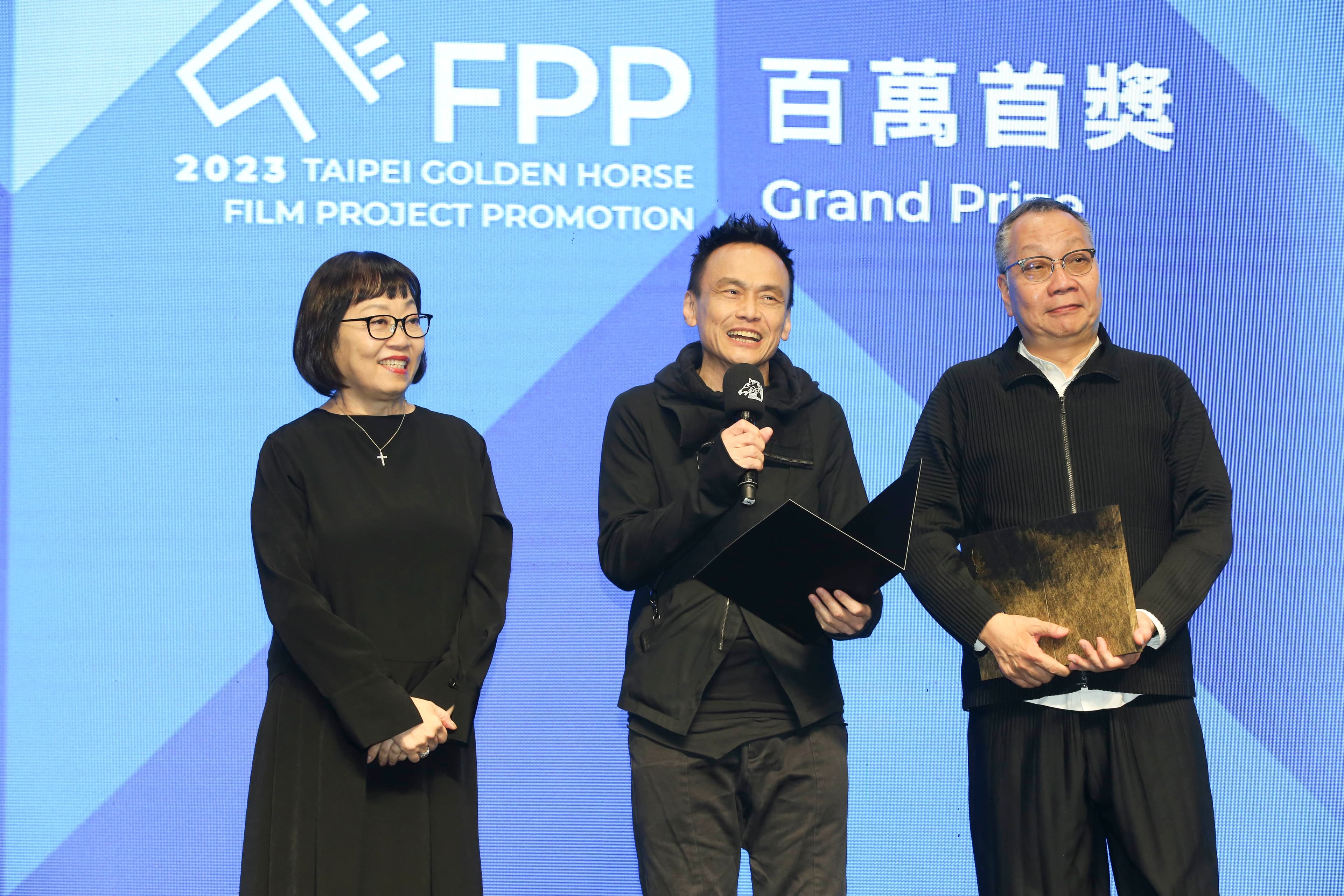 曾麗芬(左起)與陳以文、陳永雄以評審身分出席金馬創投頒獎典禮。(陳仁萱攝)