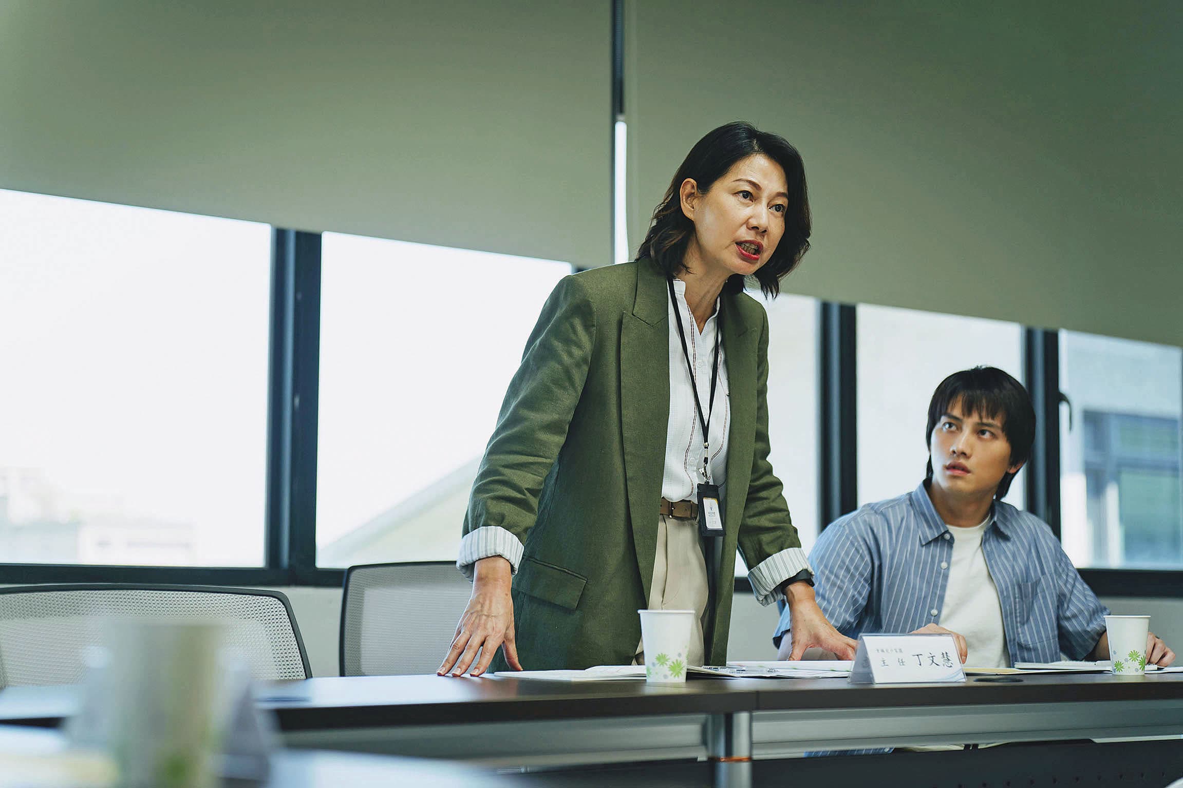 丁寧（左）與范少勳（右）在《失樂園》飾演安置機構的第一線工作人員，被質疑只會乾領高薪。（冬候鳥電影 、文策院提供）
