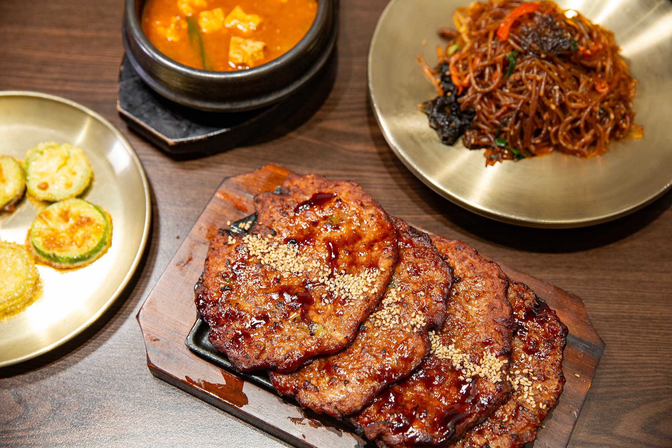 除了招牌大麥飯,香氣十足的「烤牛肉餅」(下,16,000韓元/4片,約NT$330)也是不少饕客必點組合。