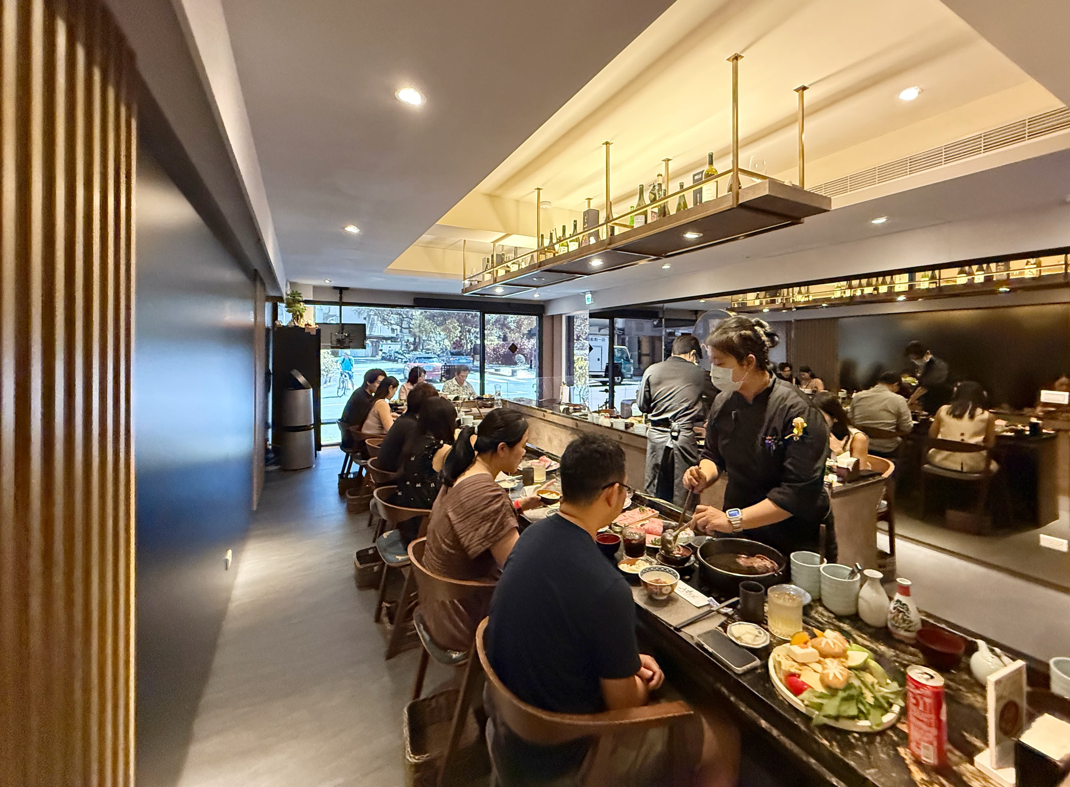 U型吧台讓客人能近距離欣賞食材烹調過程並與主廚互動,也設有私人包廂。
