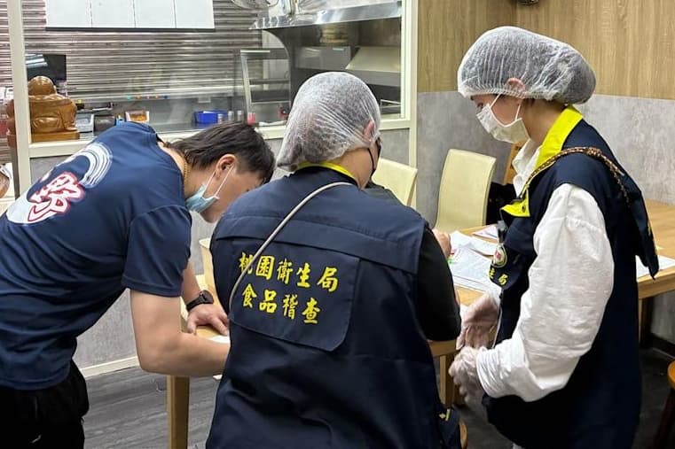 稽查人員已同步抽驗高風險食材與採集環境檢體送驗,以釐清確切致病原因。(桃園市衛生局提供)