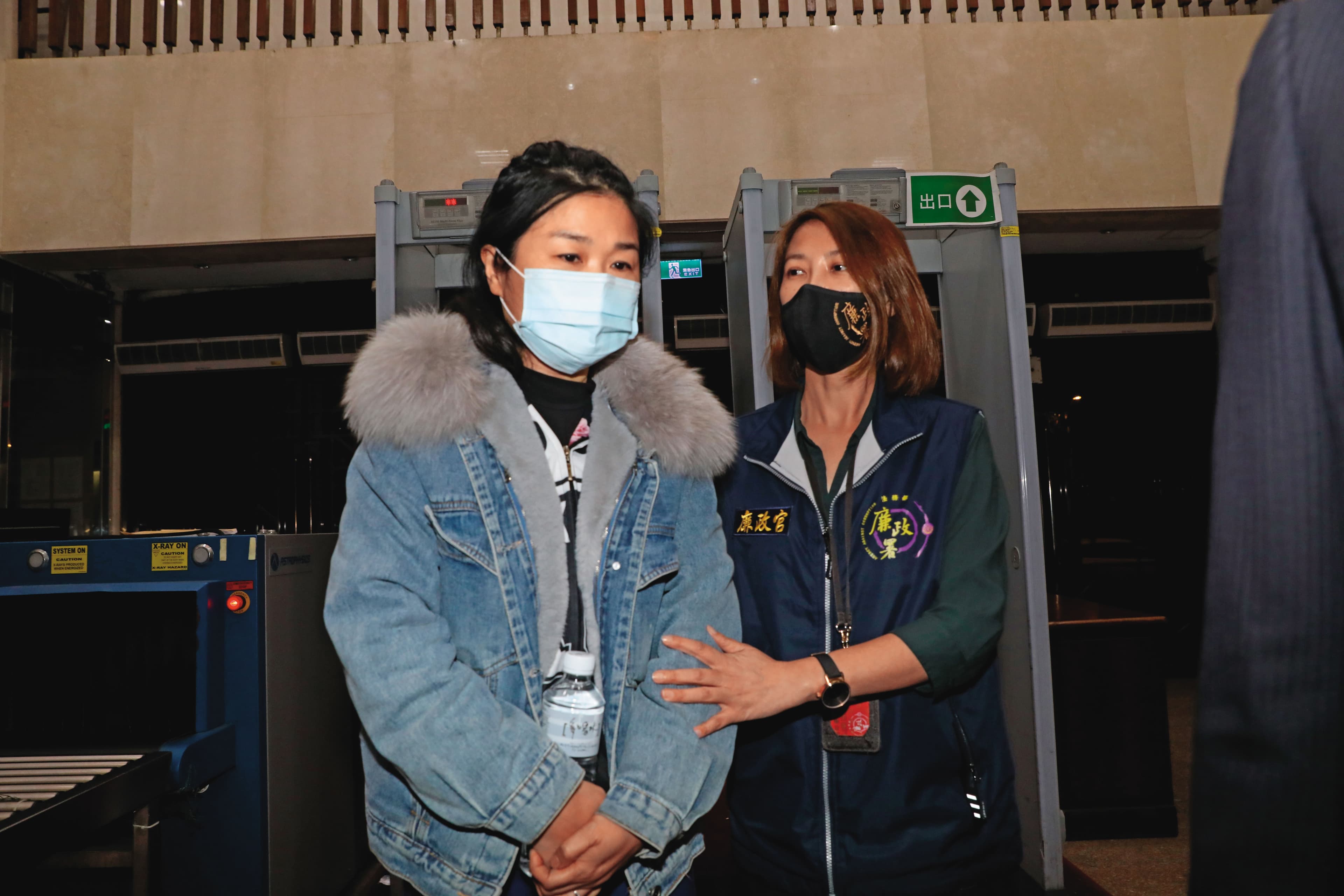 陳重文的妻子白惠萍(左)被懷疑是大帳房,以200萬元交保。