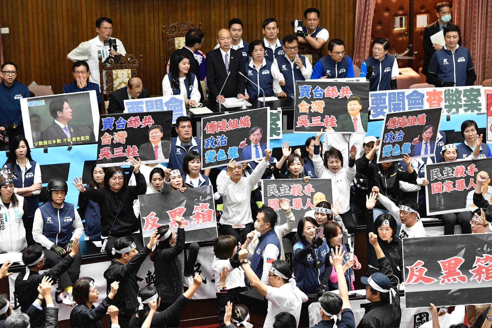 藍綠白今在議場內再度上演激烈攻防,藍白狂喊要改革,綠營主張反黑箱、要求實質討論法案內容。