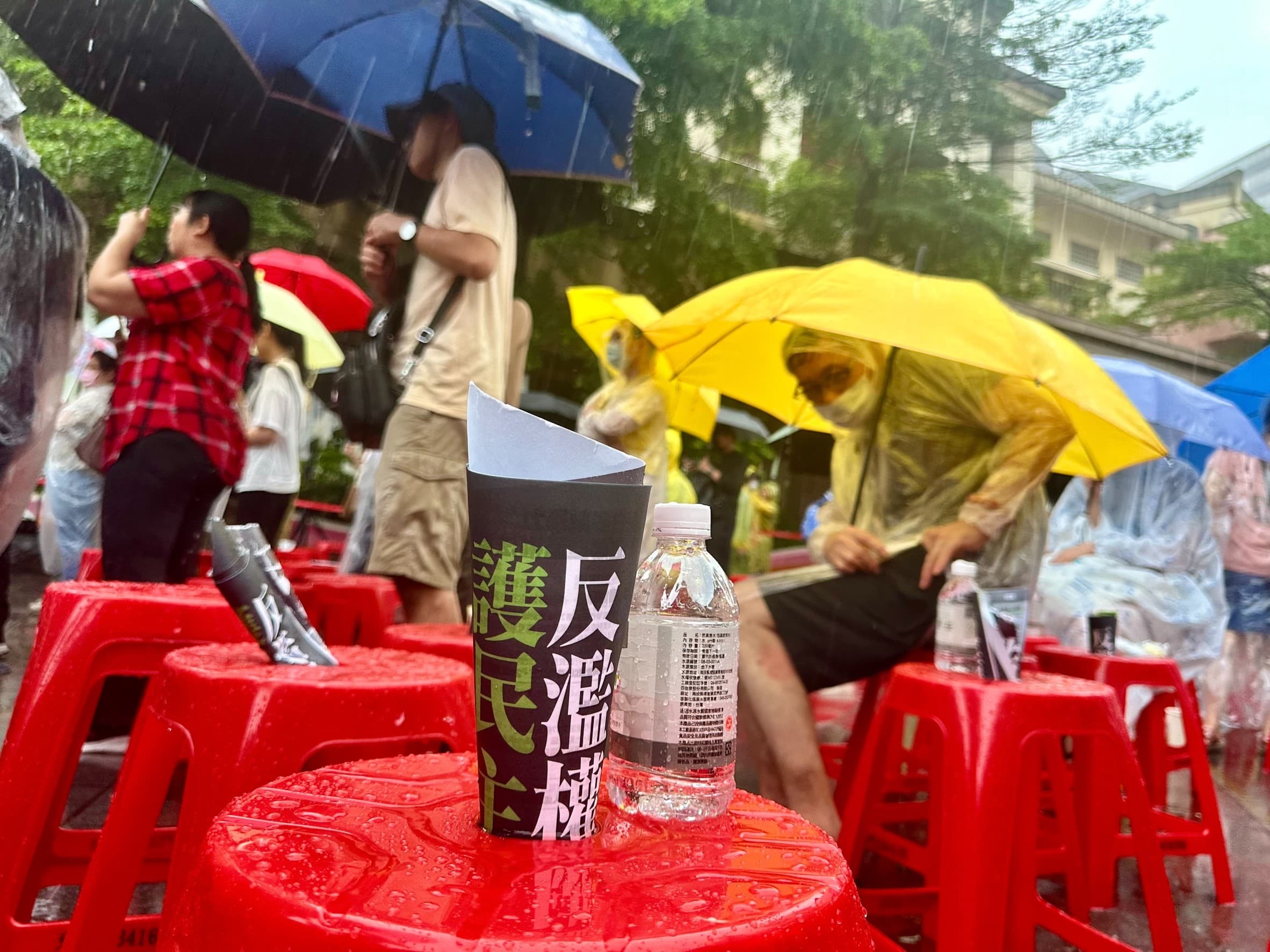 民進黨今天下午舉行台北場「反濫權護民主」街頭說明會,可惜老天不賞臉下起滂沱大雨,僅有300、400支持者到場。