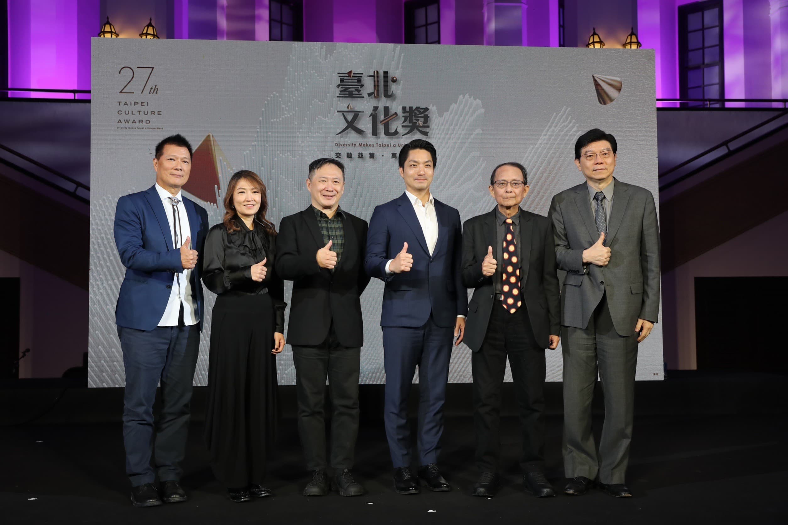 台北文化獎頒獎，左起台北市文化局長蔡詩萍、獲獎人瘂弦（王慶麟女兒-鹿苹代領）、獲獎人姚立群、台北市長蔣萬安、獲獎人米復國、獲獎人張乾琦（鏡週刊社長裴偉代領）。