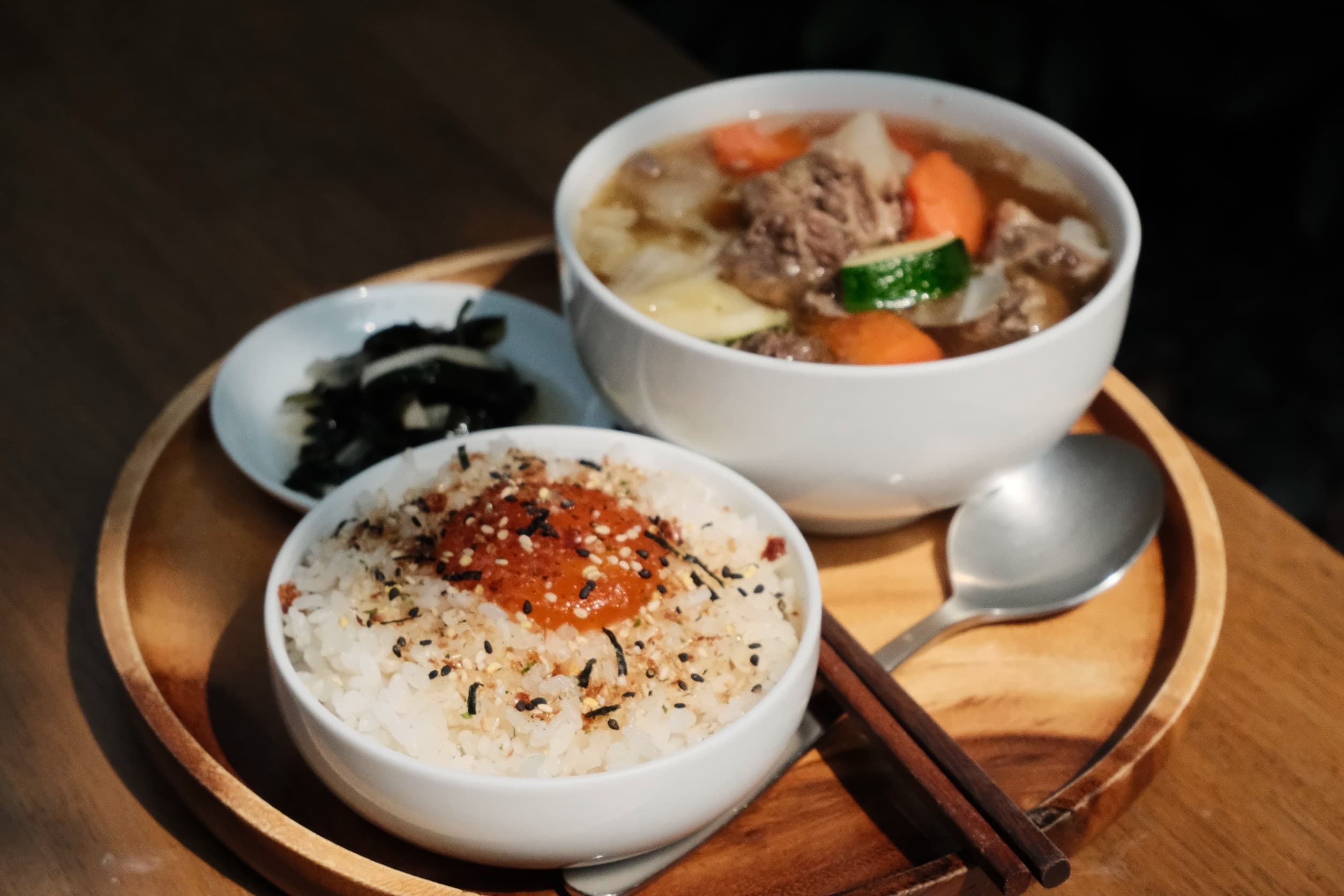 小燉食室提供5種中式燉湯,且店家對選米甚為講究,採用日本越光米與台灣米混種的臺南拾陸號米,米飯富有米香,口感極佳。(小燉食室提供)