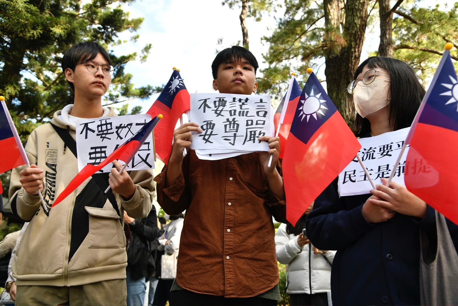 面對陸生團來訪,清大生自主舉國旗與標語表達訴求。