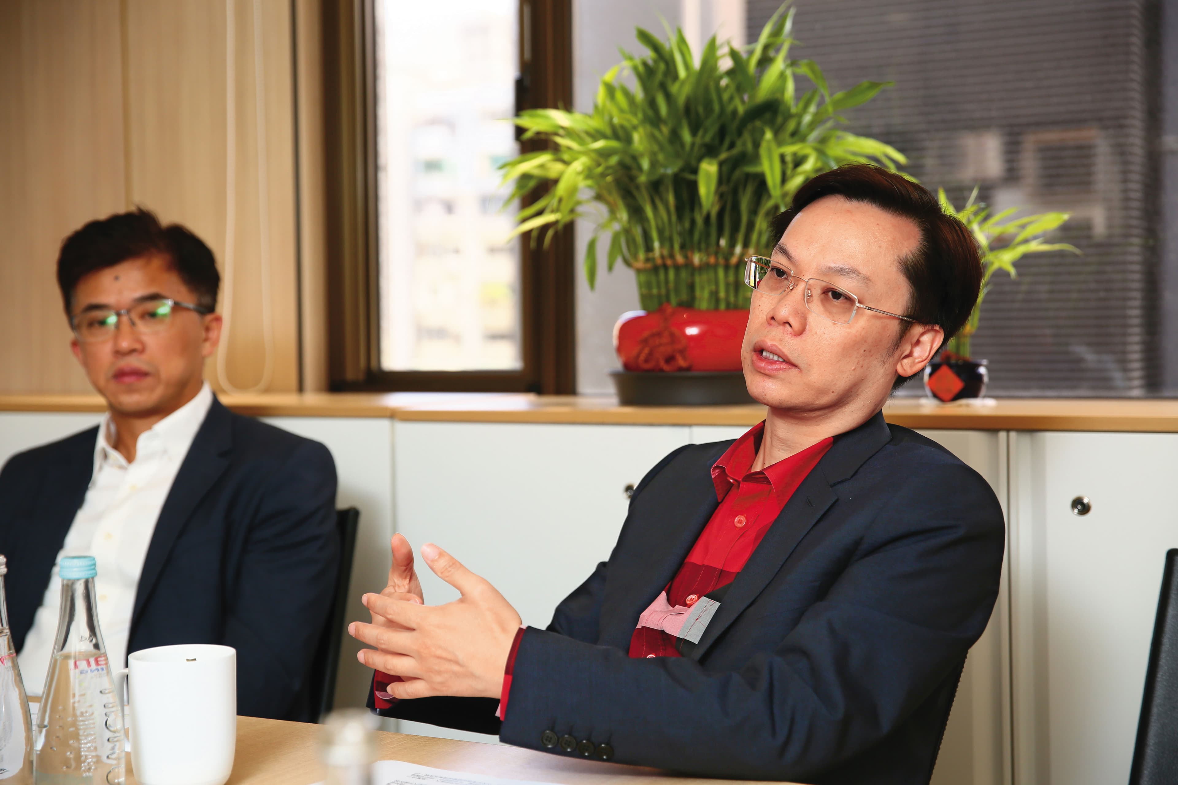 出身於創投業的凃俊光（右），目前事業版圖已橫跨軟體、能源及半導體。