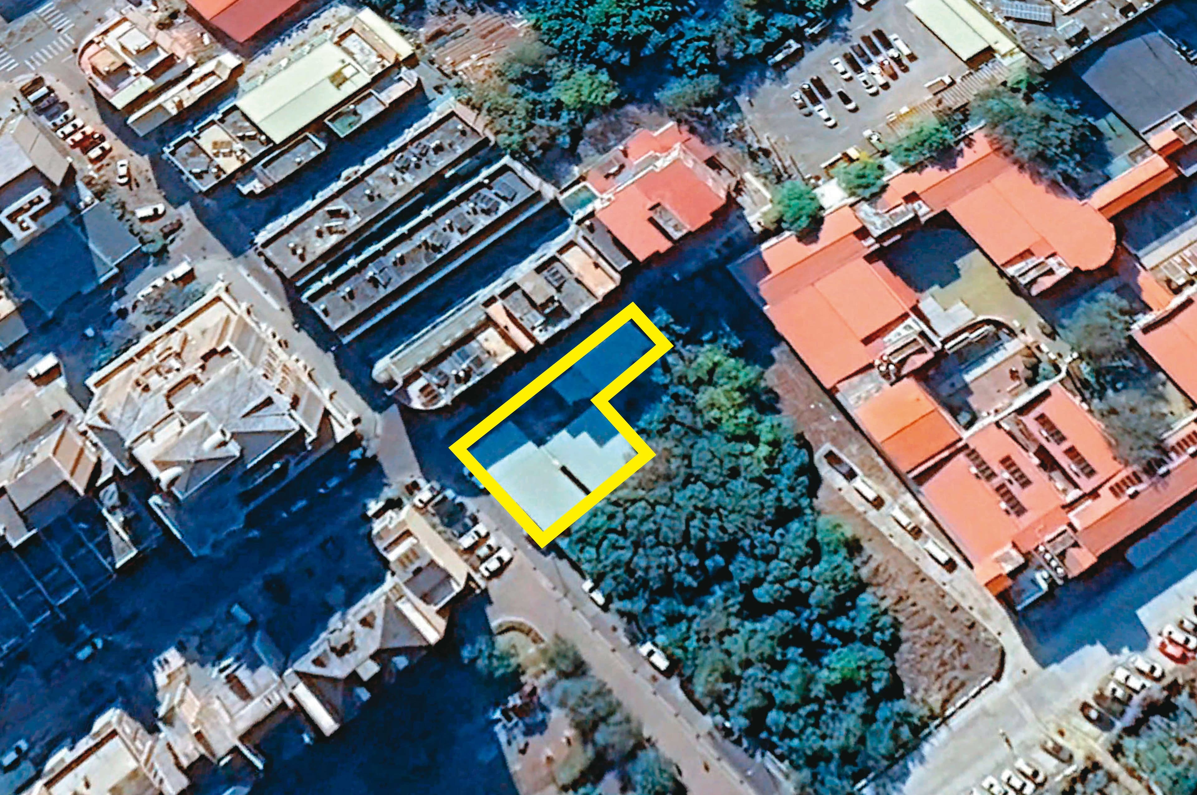 洪允典住家對面建置的招待所(黃圈處)被爆蓋在機關用地,且沒有建照。(翻攝GoogleEarth)