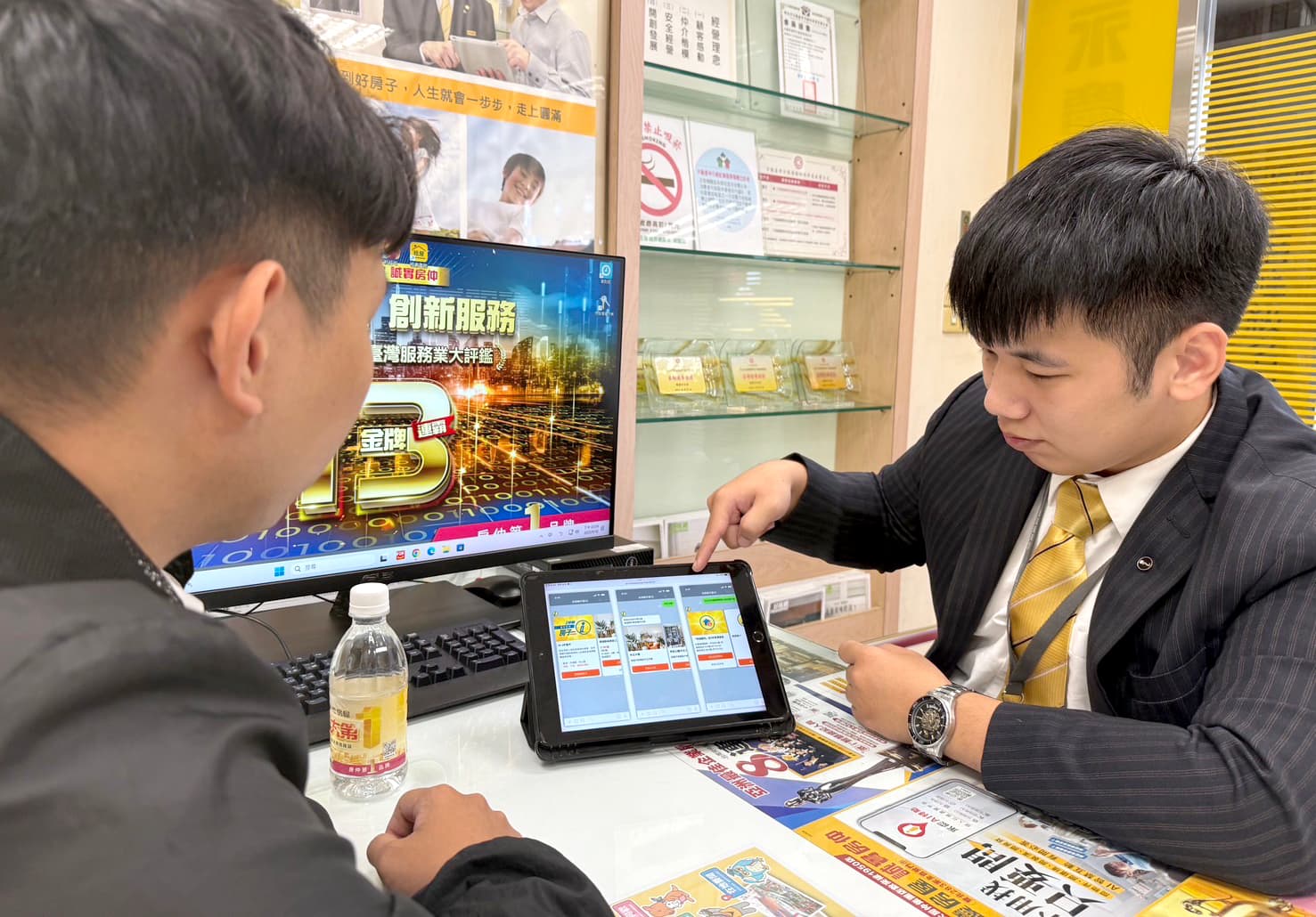 永慶房屋經紀人員宋家豪(圖右)透過「i特助買屋服務群組」,精準媒合、自動推薦物件,讓服務不因距離而中斷。圖/永慶房產集團提供