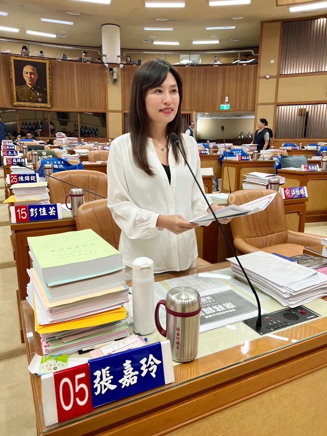 新北市議員張嘉玲,今質詢威京集團旗下的中華工程承包新北市環狀線標案,質疑工程費暴增,要求新北市府說明。(讀者提供)