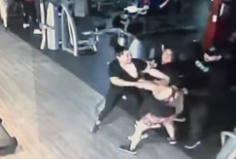 為了爭奪「健身器材」，2人爆發口角後隨即演變成肢體衝突，一旁民眾趕緊上前阻止。（翻攝自X）