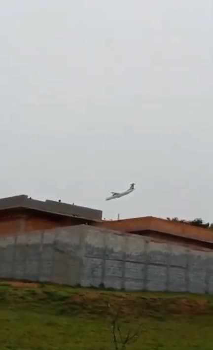 飛機墜毀瞬間。（翻攝自X）