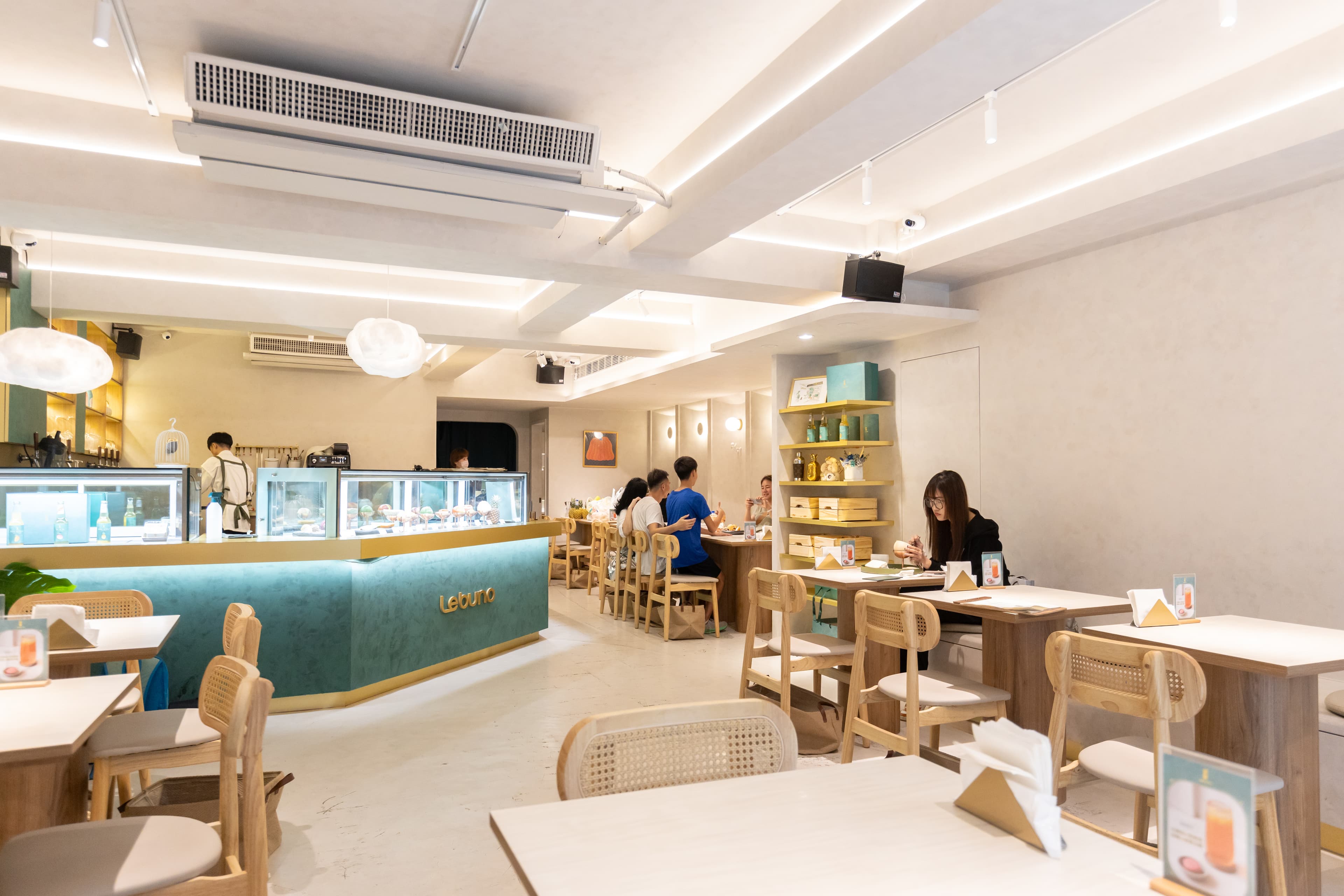 不只冰品顏值高,清新簡約的店內空間也很適合拍照。