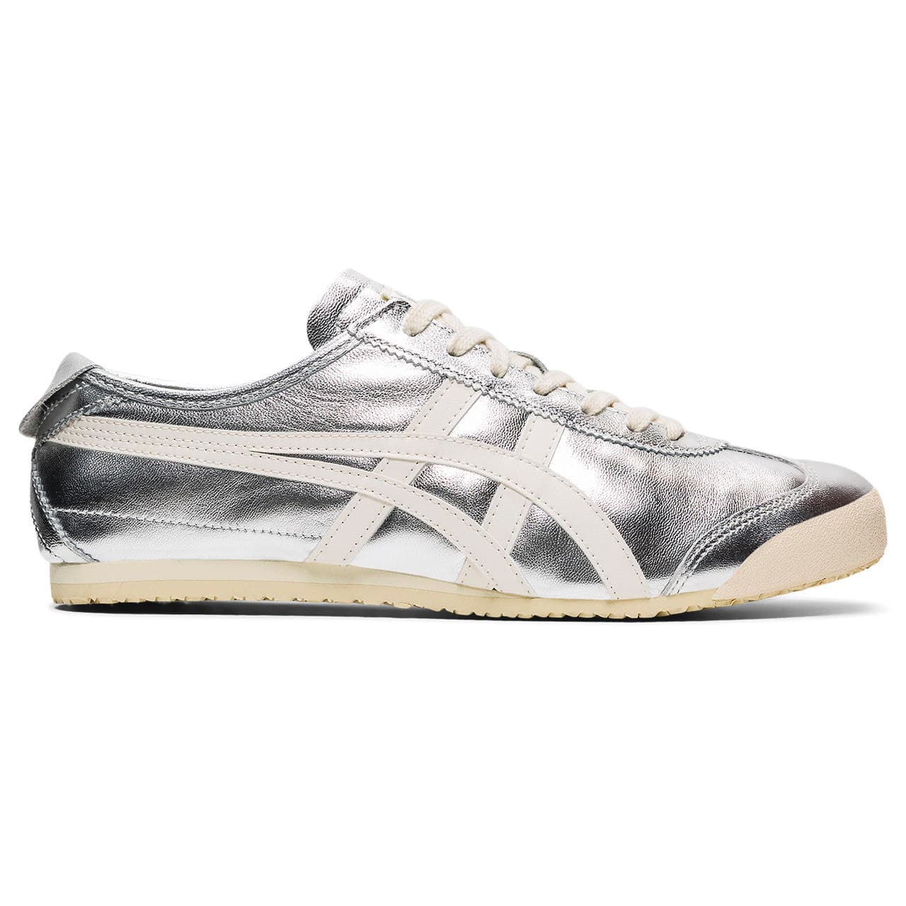 Onitsuka Tiger銀底白虎爪紋MEXICO 66,科技感十足。NT$3,880(翻攝自Onitsuka Tiger官網)