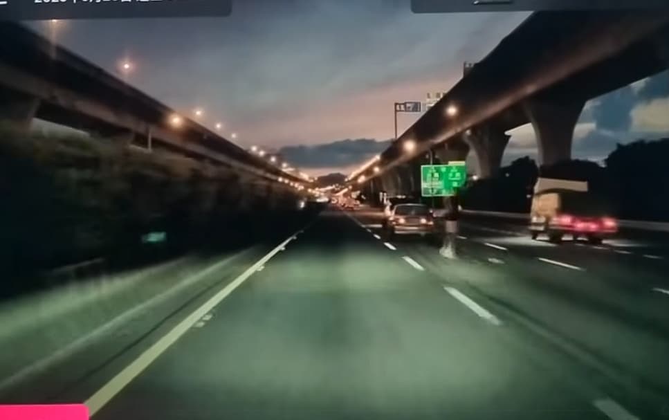 國道1號驚見有男子在路中間跳躍揮手,一輛運米車緊急右切導致失速翻覆。(翻攝自爆料公社)