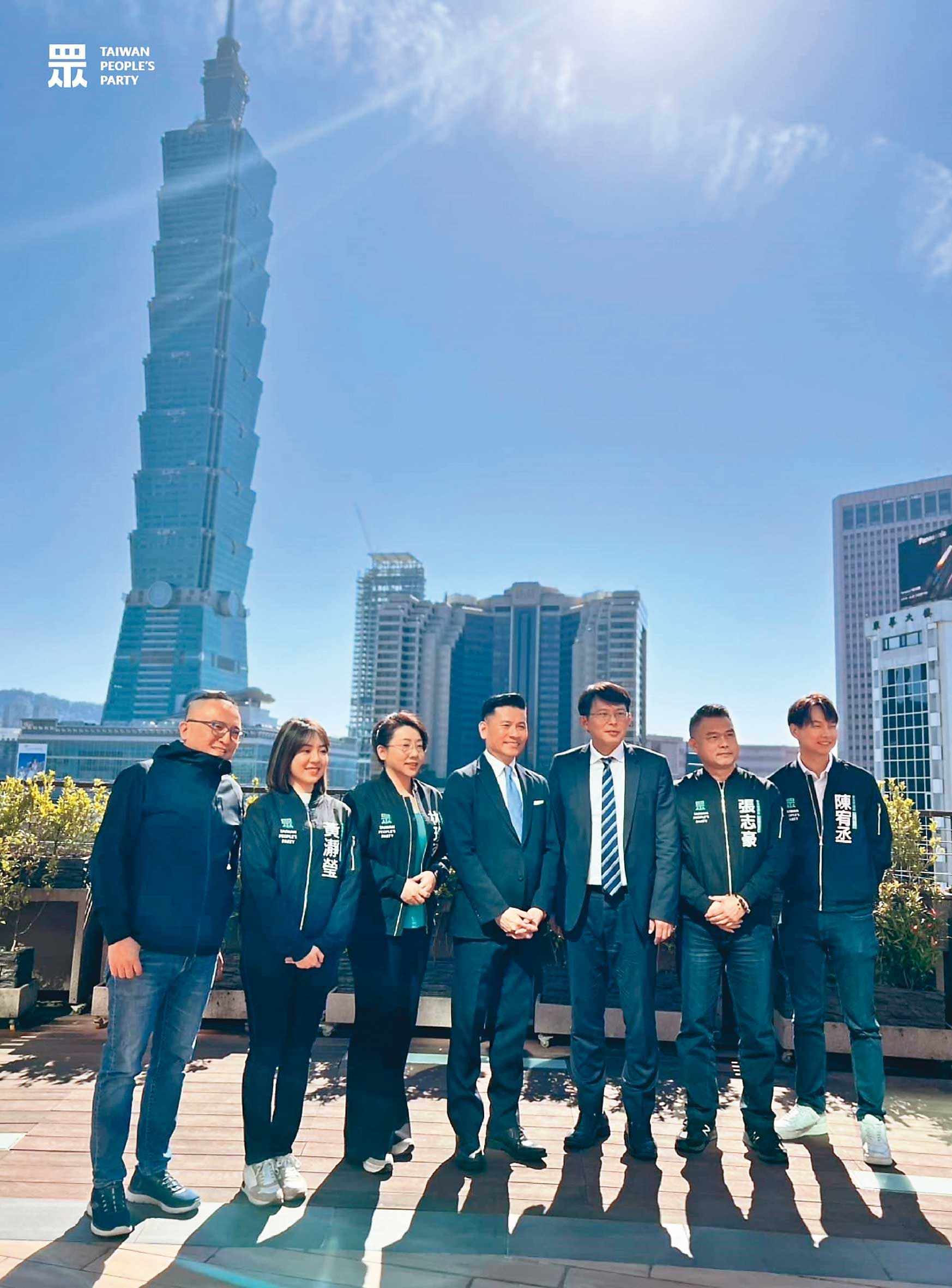 白營黨內對黃國昌(右3)布局明年底選舉有「異」見,北市議員參選人更著急柯文哲經營8年的地盤,目前仍找不到母雞。圖為白營北市議員與黃合照。(翻攝民眾黨臉書)