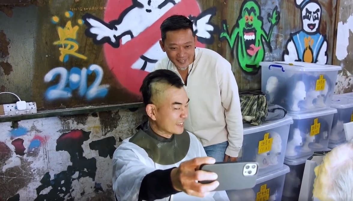 為了造型,由導演鄭保瑞操刀,為任賢齊剃頭,任賢齊也與導演自拍。任賢齊(前)剃頭到一半跟鄭保瑞自拍。(翻攝自任賢齊臉書)