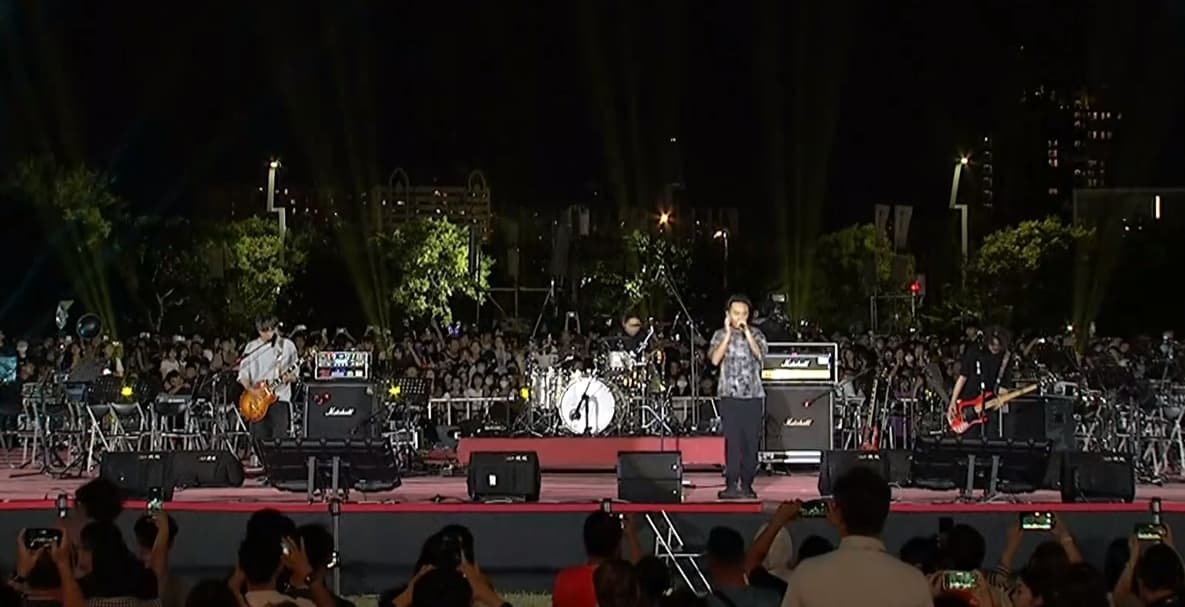 台中中央公園夜空國慶焰火表演狀況不少,滅火器樂團主唱楊大正也在抱怨主辦方規劃不周。(翻攝自盧秀燕臉書)