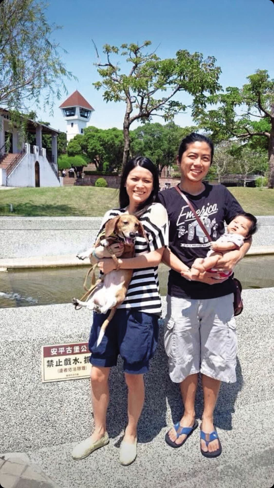 盧建彰和妻子陳祖安、女兒盧願,以及已於幾年前離世的愛狗果果,一家4口的合照。(盧建彰提供)