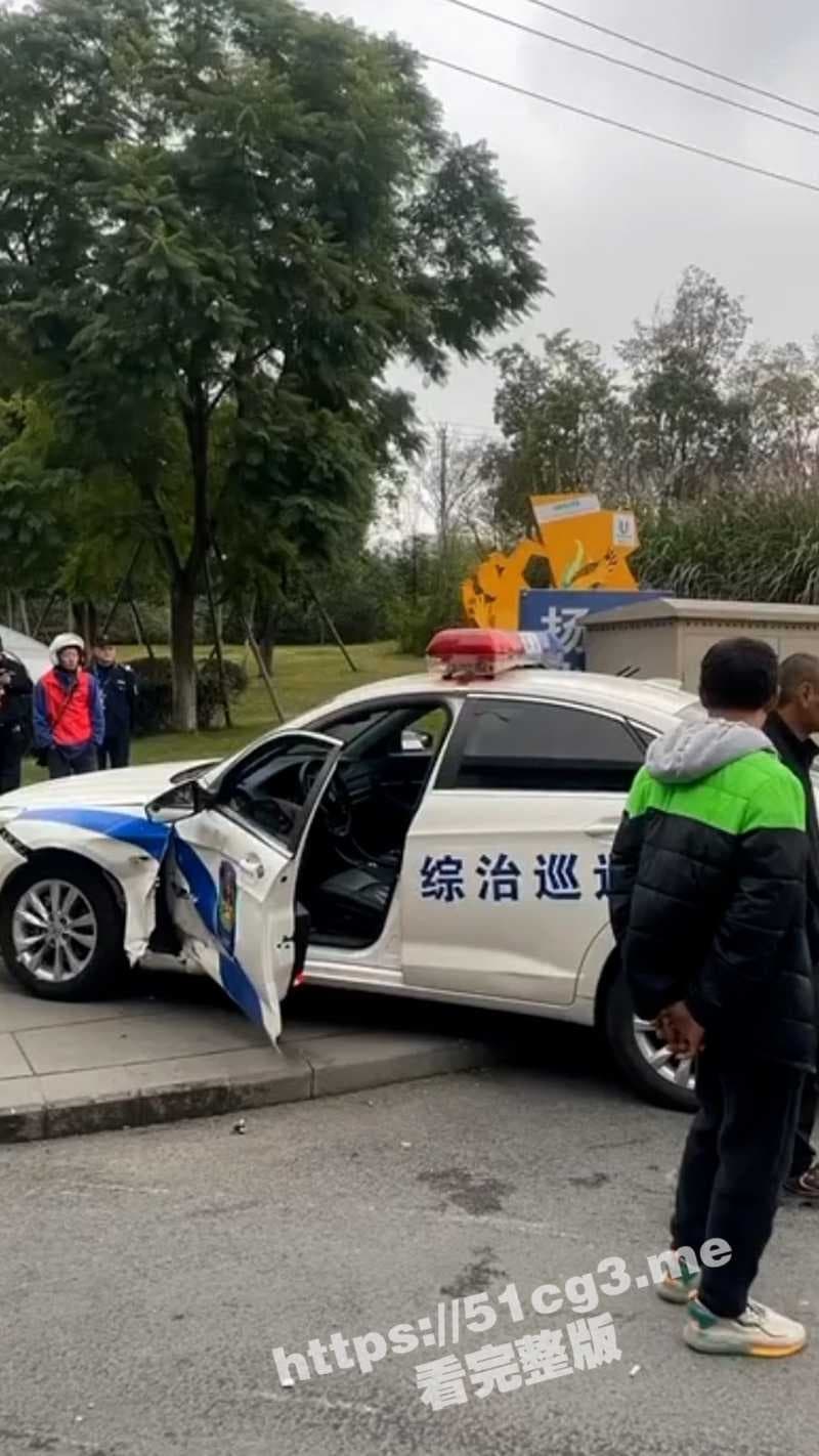 連巡邏警車也遭殃。(翻自《51吃瓜網》)