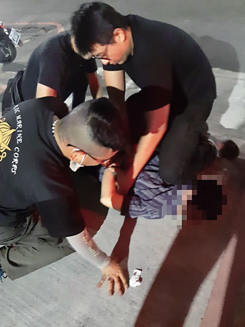 警方埋伏在羅姓男子住處外,趁他外出時,將他壓制逮捕。(翻攝畫面)