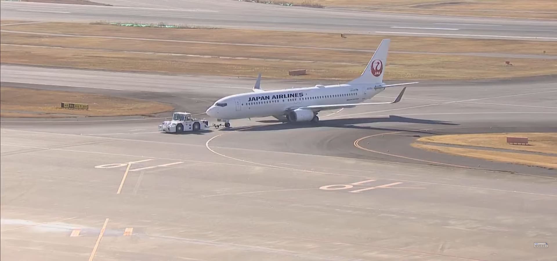 意外的日航班機,機型又是波音737-800。(翻攝YT直播)