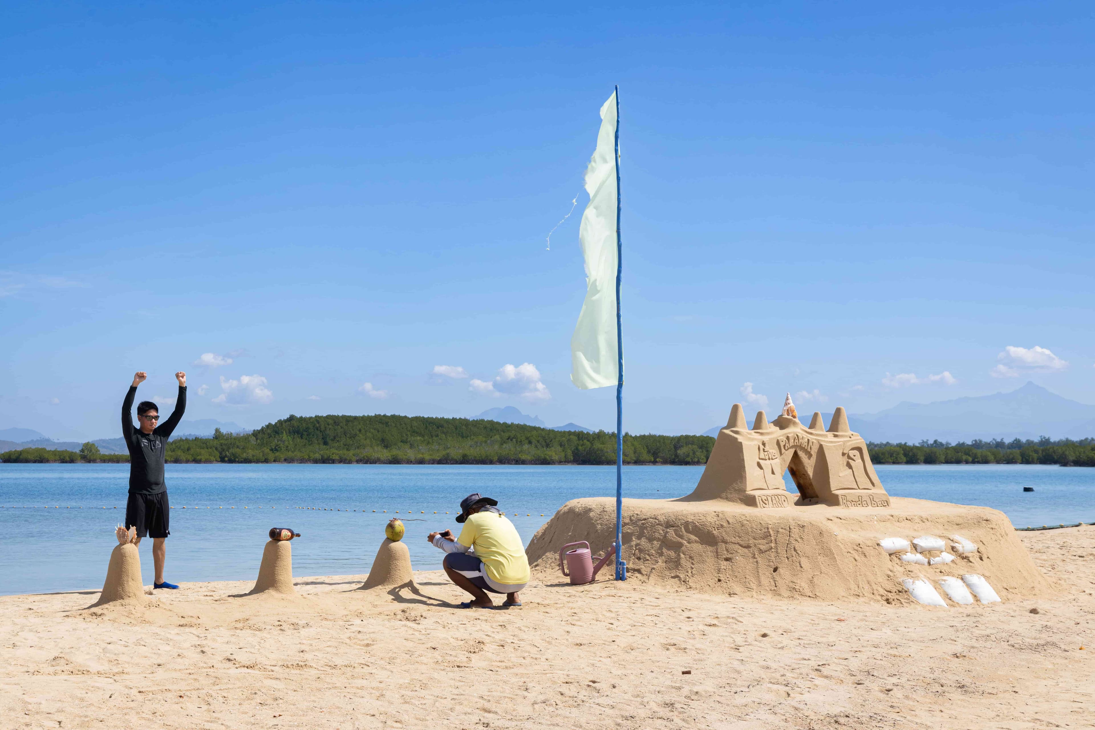 路尼島的沙灘除了有沙雕可以合照,還貼心擺放了啤酒瓶、椰子,讓大家可以拍出趣味感十足的借位照。