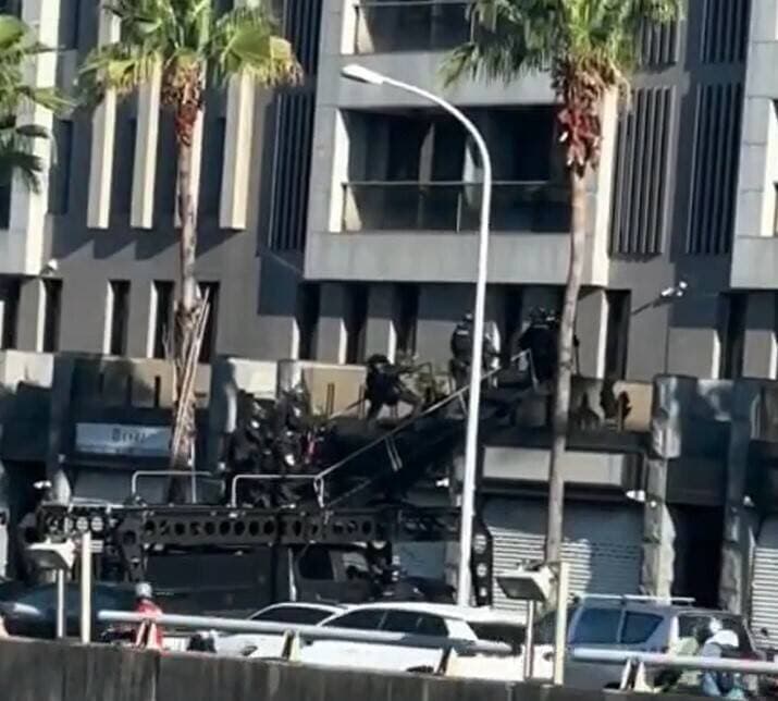 網路流傳的攻堅畫面,有網友說是警方掃蕩詐欺機房,中市警方則澄清,當時正在執行緝毒任務。(警方提供)