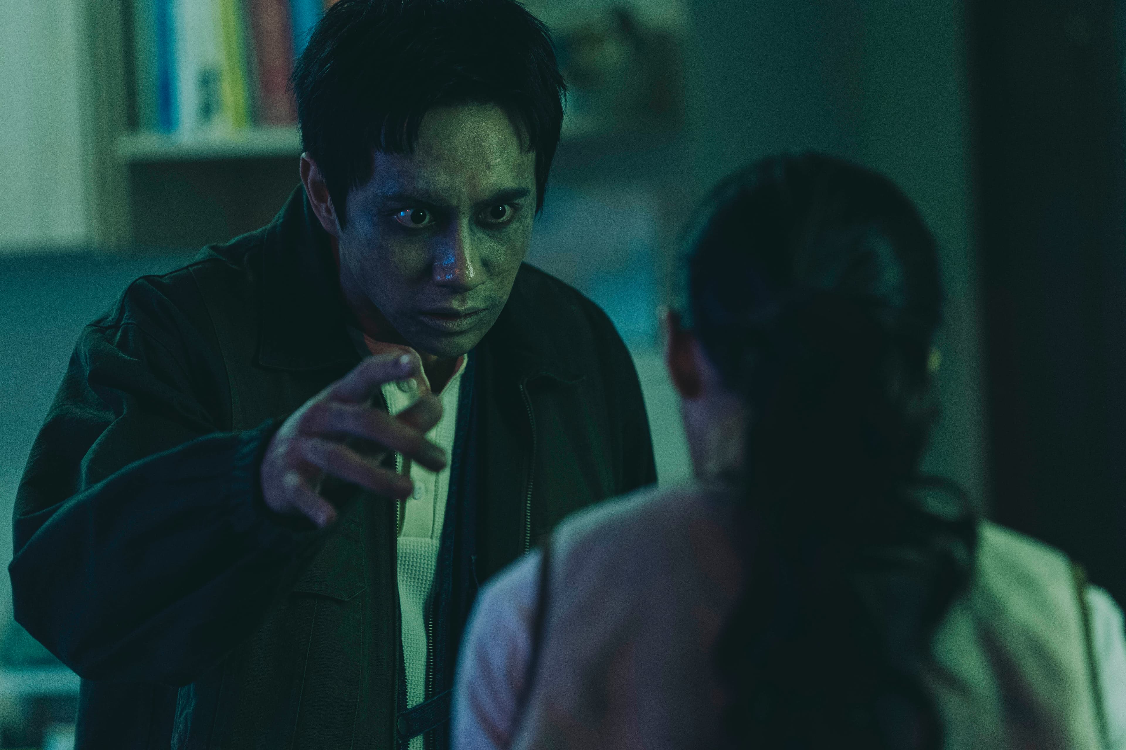 飾演恐怖小說家的潘君崙遭2隻鬼附身,鬼樣靠特殊化妝來呈現。(華映提供)