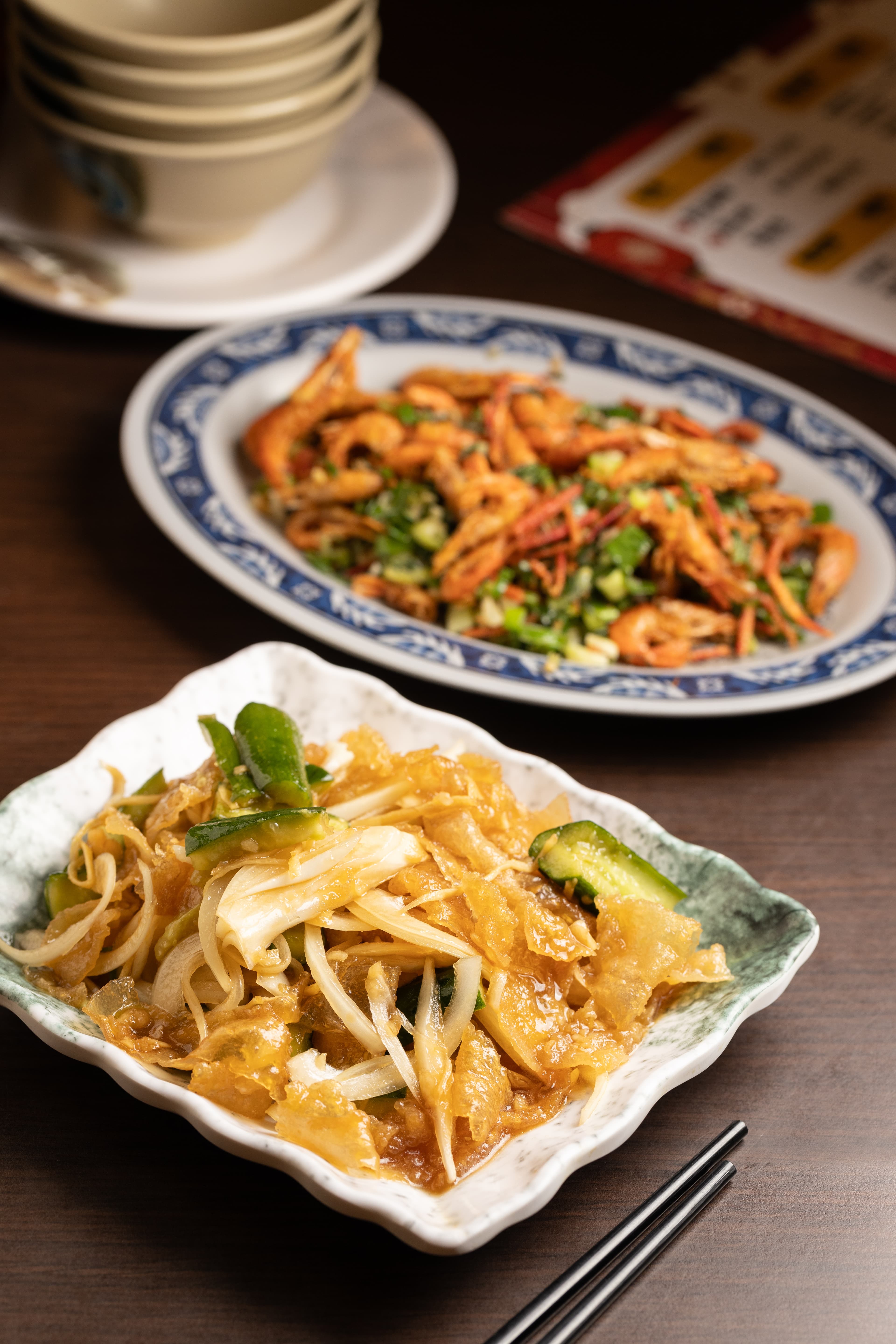 口感近似於海蜇皮的「涼拌山豬皮」(前,220元/份)酸爽開胃;標榜正野生的「鹹酥溪蝦」(後,300元/份)每隻蝦吃起來都很有肉。