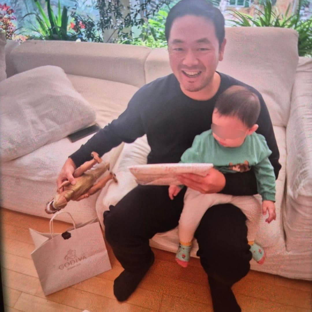 黃正音在這張照片寫道:「我們82年生的李英敦,收到巧克力好開心啊。」(翻攝黃正音INS)