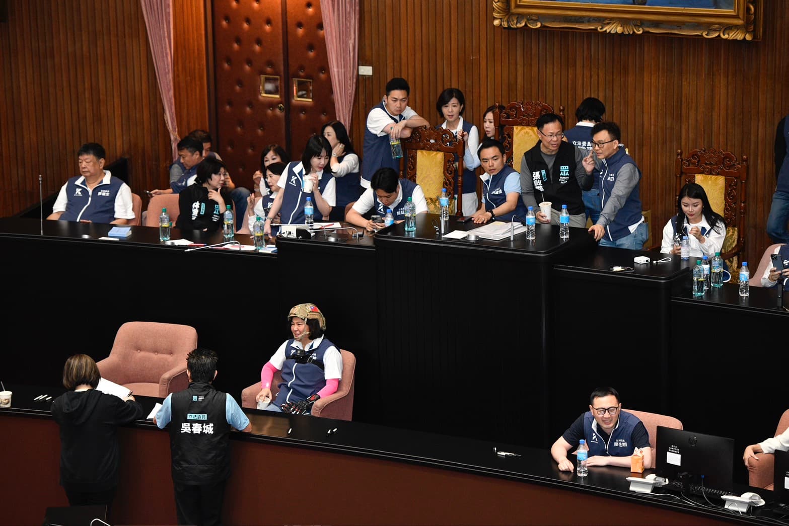 國民黨立委與民眾黨立委搶占主席台。
