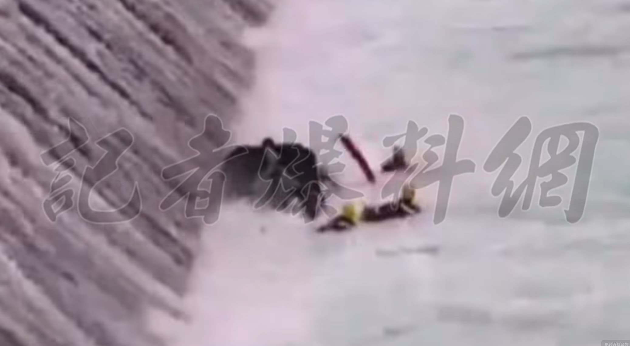 警消獲報來到廣興橋下搜救溺水民眾,卻不幸翻覆落水。(翻攝自記者爆料網)