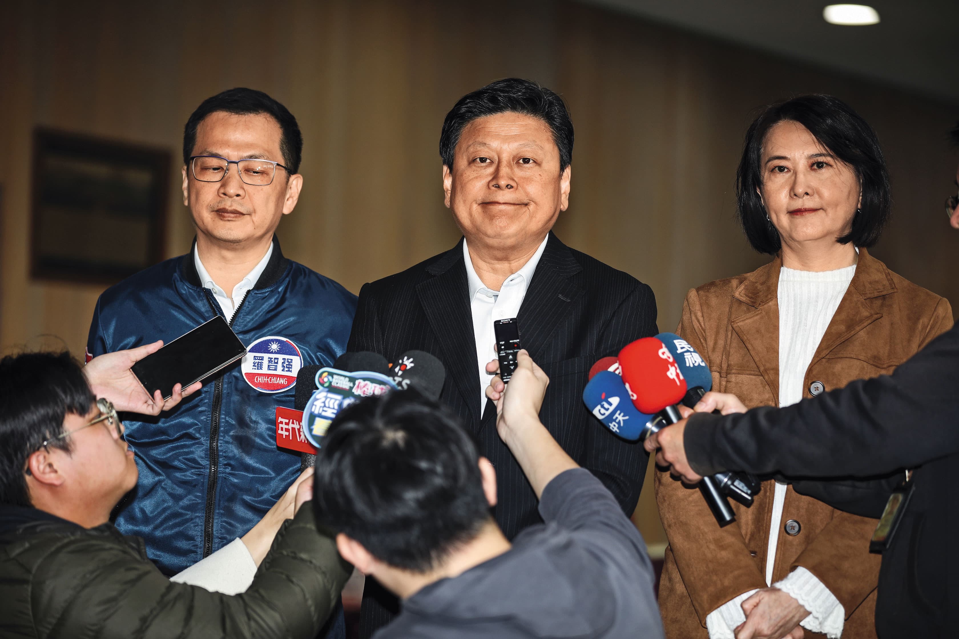 傅崐萁(中)曾因炒股案2度遭判刑定讞入獄,近年甚至被控性騷擾,爭議一籮筐。