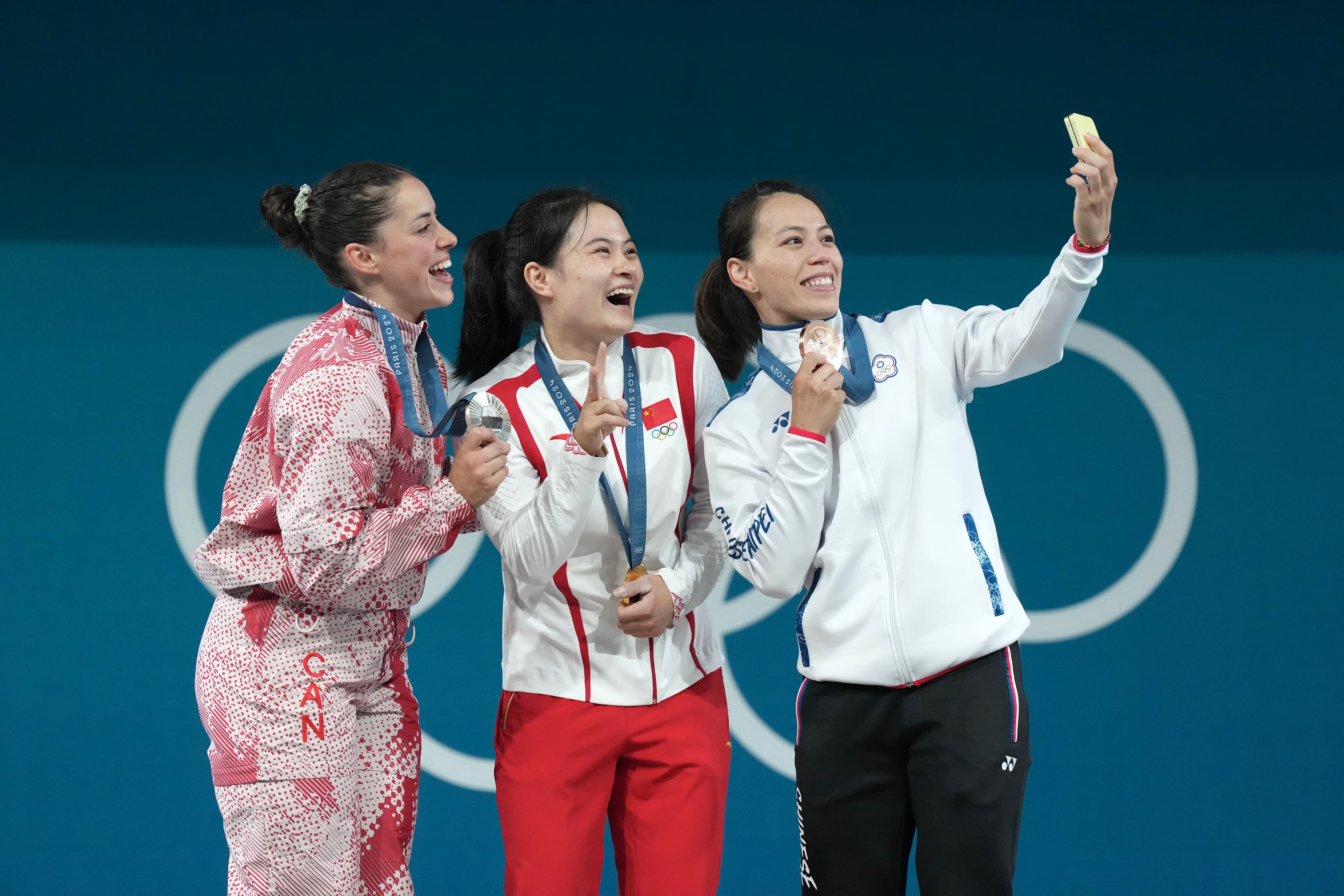 郭婞淳(右)在頒獎台上與中國選手羅詩芳(中)、加拿大選手沙朗(左)開心合影。(中華奧會提供)