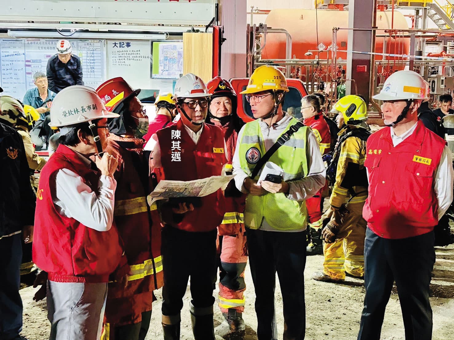 高雄市長陳其邁視查興達電廠新燃2號機災後復原情況。(高雄市府提供)