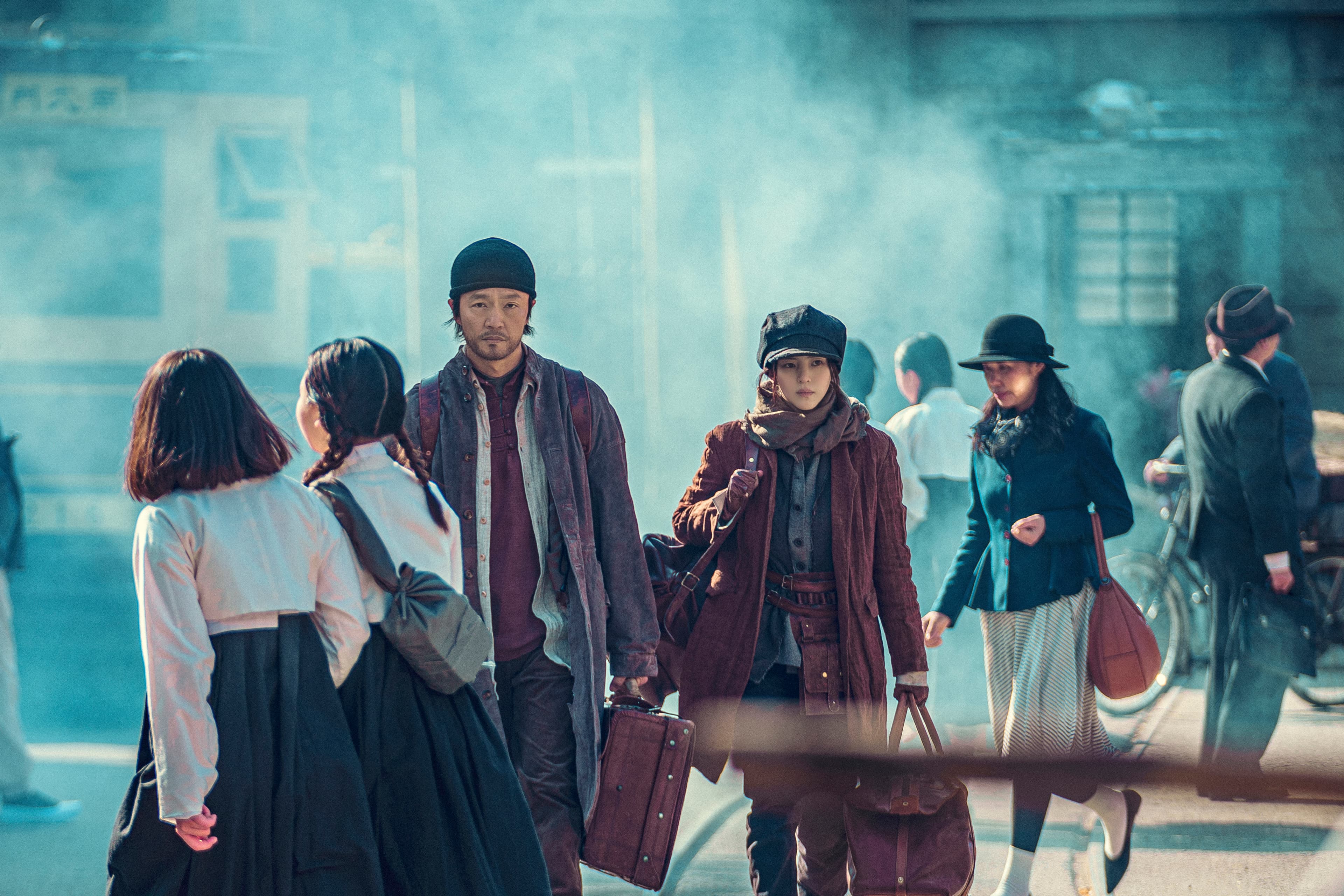 趙漢哲(左)與韓韶禧在劇中是父女,對她也像對女兒般疼惜。(Netflix提供)