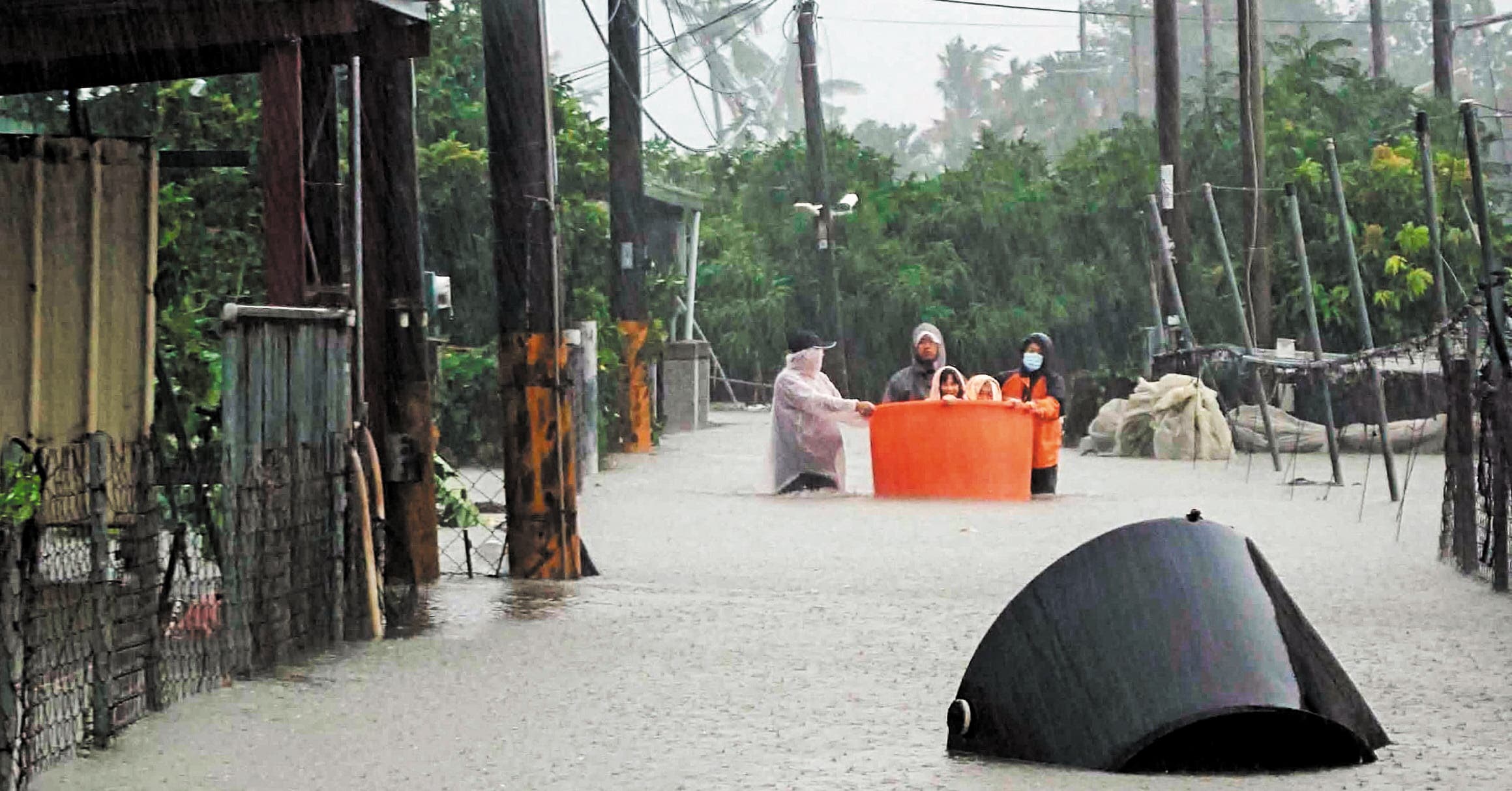 暴雨轟炸南台灣,各處淹水災情不斷。(屏東縣消防局提供)