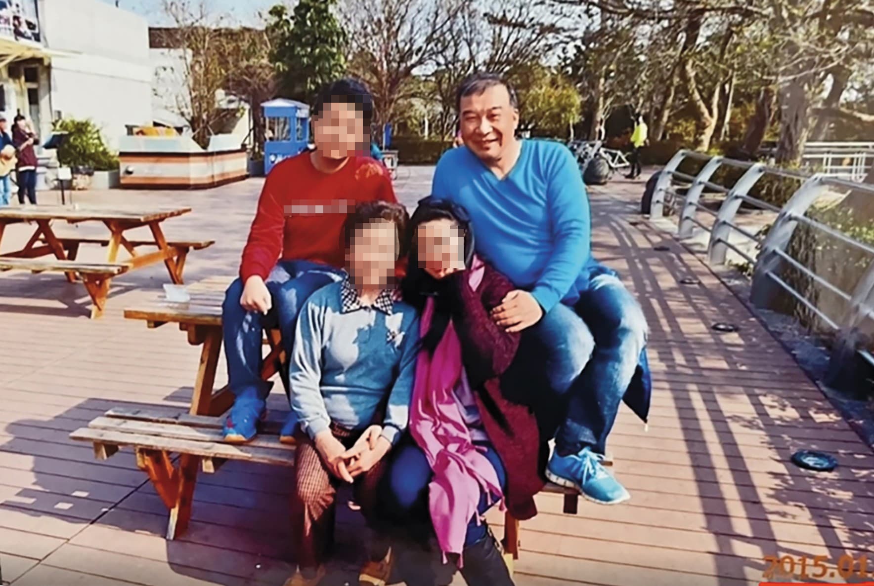 林正雄(右上)、施小姐(右下)、兒子(左上)和林母(左下)曾三代同堂出遊,關係良好。(讀者提供)